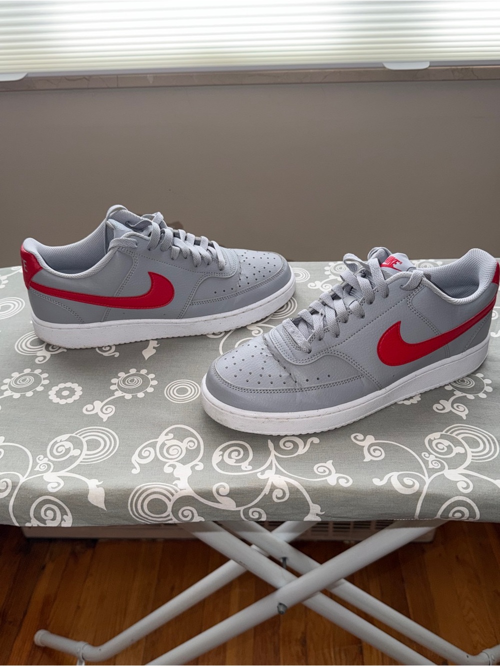 Nike mens Low-Top Sneakers in Gray with Red Swoosh